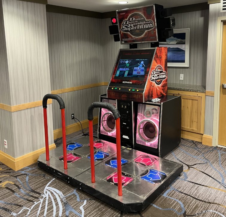 Аркадный автомат Dance Dance Revolution  