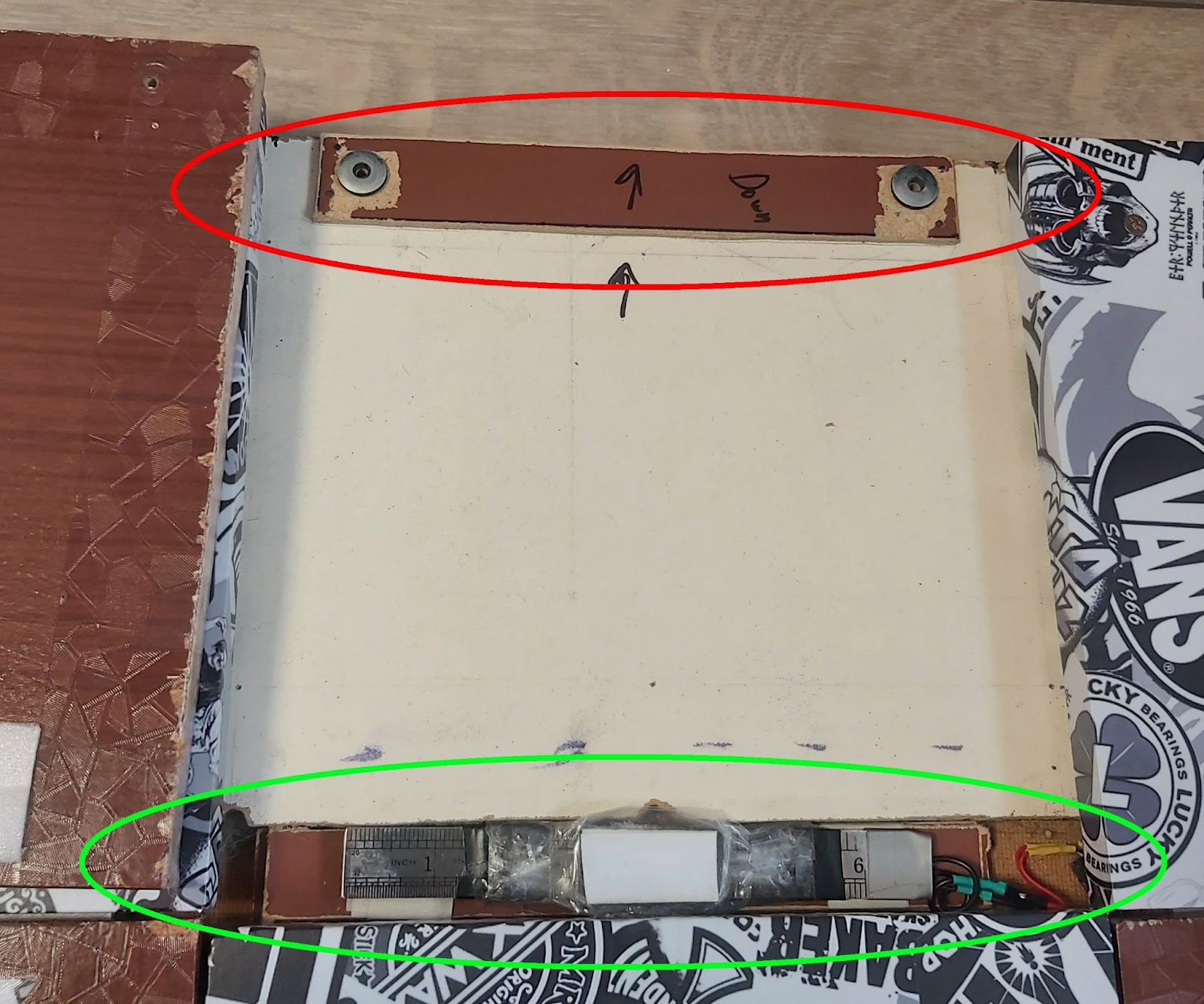 Расположение датчика (выделен зеленым) и вставок между основанием и кнопкой (выделены красным)