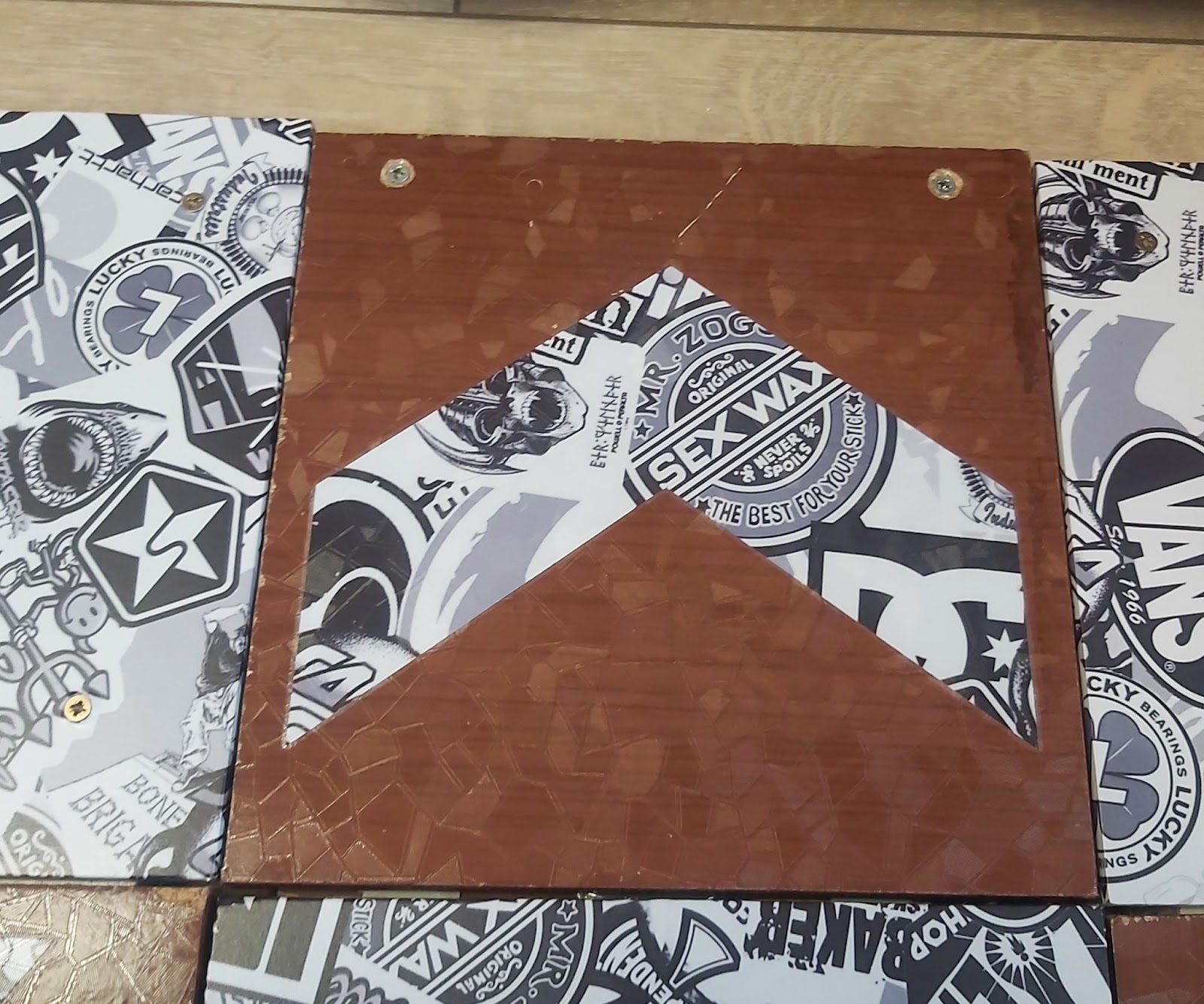 Установленная кнопка. Здесь также уже установлены угловые неподвижные сегменты и центральная часть платформы