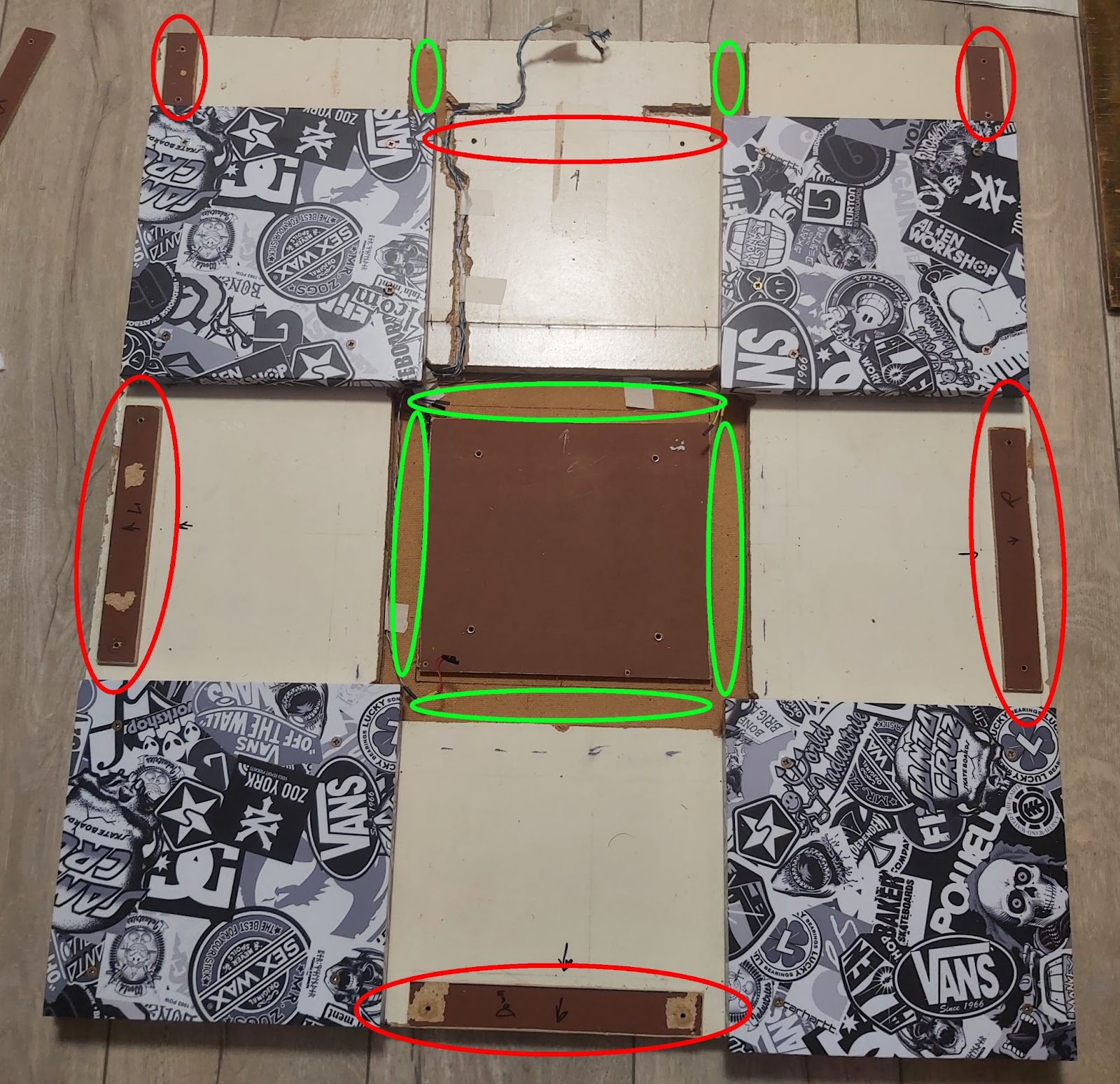 Расположение датчиков (выделено зеленым) и вставок между основанием и кнопками (выделены красным)