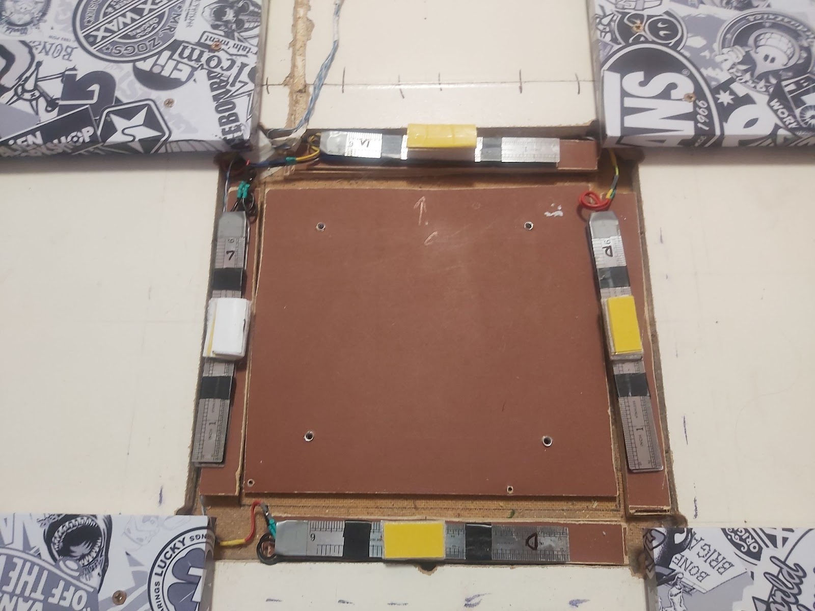 Установленные датчики, под датчики положено несколько полосок фанеры, чтобы приподнять их