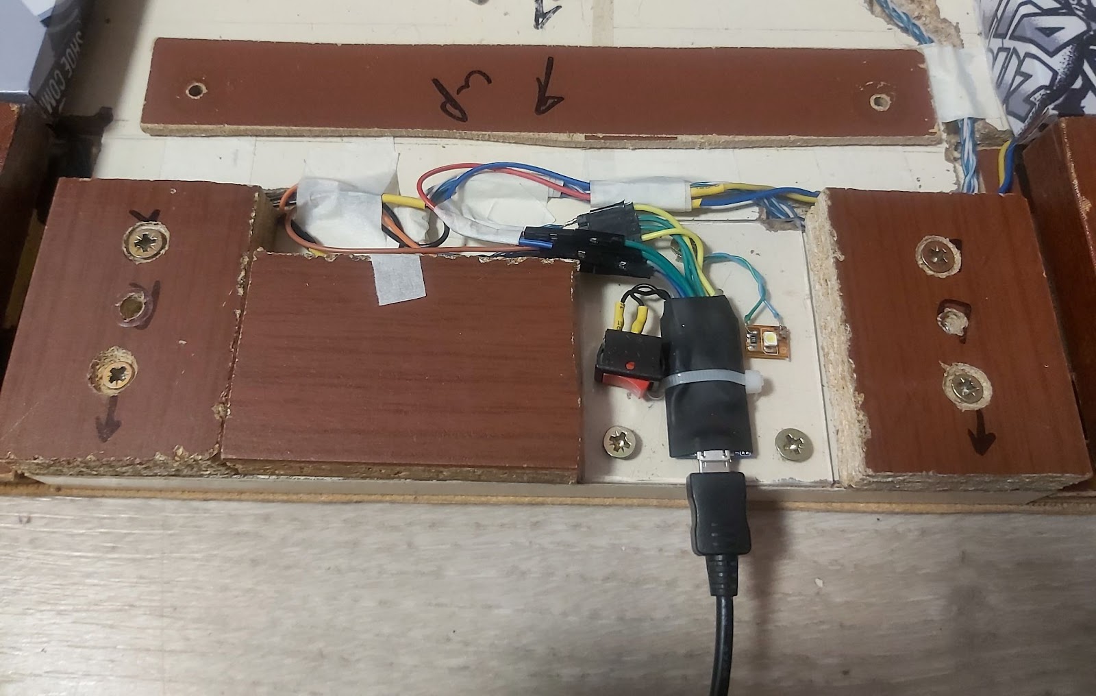 Контроллер установлен и подключен