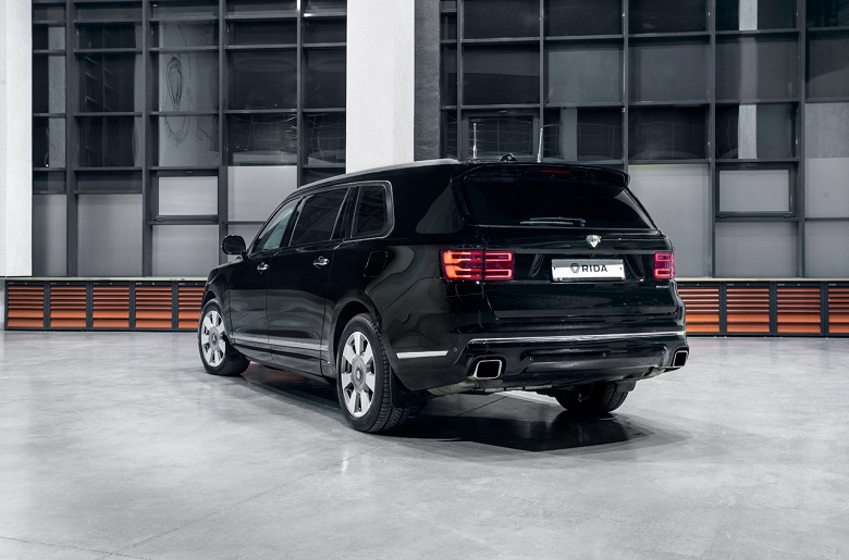 Шестиметровый внедорожник-лимузин Aurus Komendant полностью рассекречен. Он защищен от выстрелов из автомата Калашникова и СВД