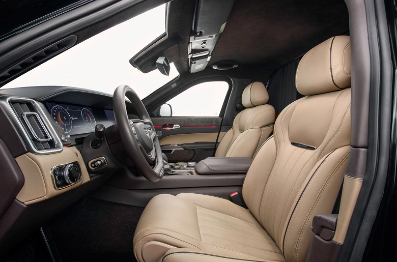 Шестиметровый внедорожник-лимузин Aurus Komendant полностью рассекречен. Он защищен от выстрелов из автомата Калашникова и СВД