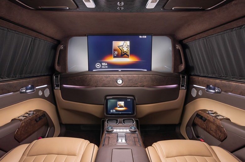 Шестиметровый внедорожник-лимузин Aurus Komendant полностью рассекречен. Он защищен от выстрелов из автомата Калашникова и СВД