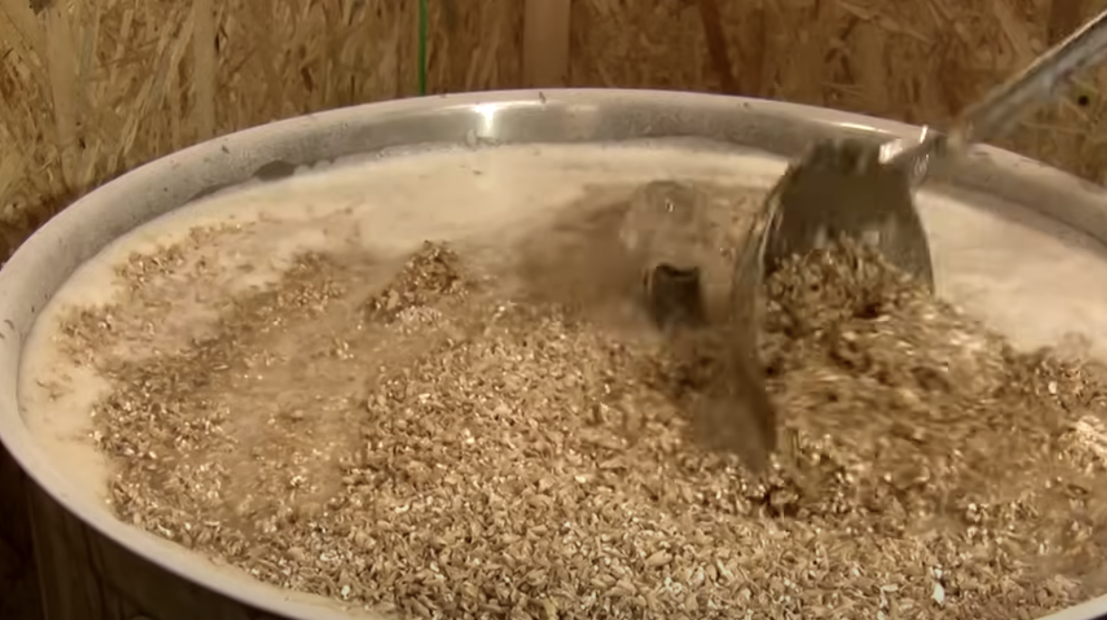 Получаем месиво, которое до боли напоминает овсянку, кашей оно, по сути, и является – зерно сварили в воде. 