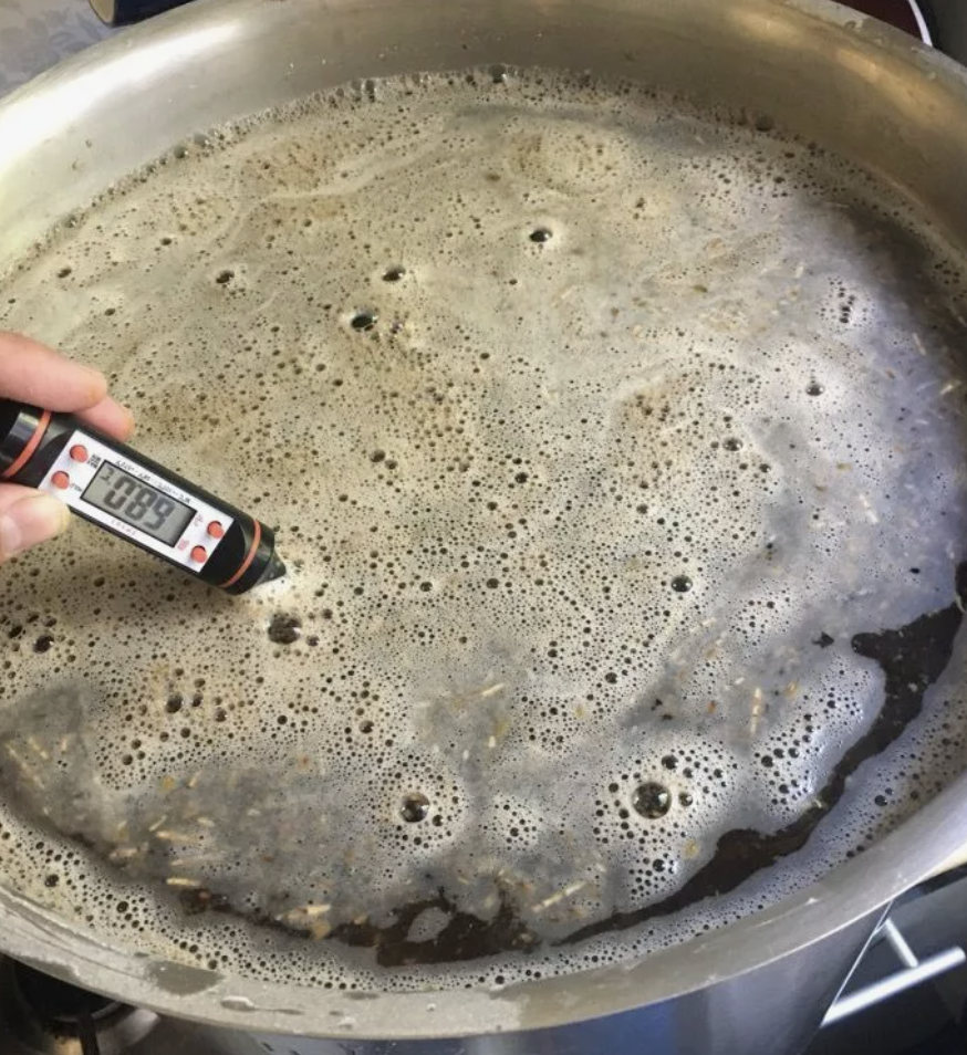 Будущее пиво бродит, пока дрожжи не съедят весь сахар.  