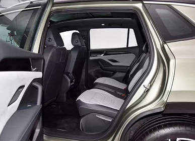 Это новейший кроссовер Volkswagen Tayron L. Живые фото машины за две недели до официальной премьеры