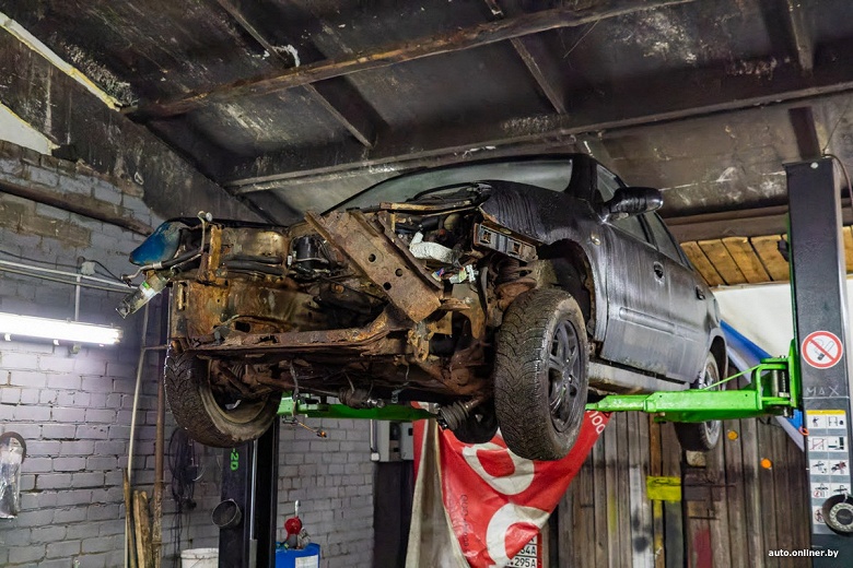 «Тут всё сгнило! Кузов просто в ужасном состоянии, его можно в буквальном смысле разрывать руками». В Белоруссии показали, во что превратился кузов «китайца» Geely CK за 18 лет - 3 «Тут всё сгнило! Кузов просто в ужасном состоянии, его можно в буквальном смысле разрывать руками». В Белоруссии показали, во что превратился кузов «китайца» Geely CK за 18 лет