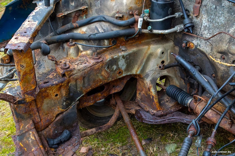 «Тут всё сгнило! Кузов просто в ужасном состоянии, его можно в буквальном смысле разрывать руками». В Белоруссии показали, во что превратился кузов «китайца» Geely CK за 18 лет - 4 «Тут всё сгнило! Кузов просто в ужасном состоянии, его можно в буквальном смысле разрывать руками». В Белоруссии показали, во что превратился кузов «китайца» Geely CK за 18 лет