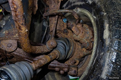 «Тут всё сгнило! Кузов просто в ужасном состоянии, его можно в буквальном смысле разрывать руками». В Белоруссии показали, во что превратился кузов «китайца» Geely CK за 18 лет - 5 «Тут всё сгнило! Кузов просто в ужасном состоянии, его можно в буквальном смысле разрывать руками». В Белоруссии показали, во что превратился кузов «китайца» Geely CK за 18 лет