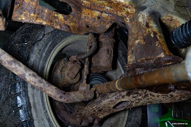 «Тут всё сгнило! Кузов просто в ужасном состоянии, его можно в буквальном смысле разрывать руками». В Белоруссии показали, во что превратился кузов «китайца» Geely CK за 18 лет - 6 «Тут всё сгнило! Кузов просто в ужасном состоянии, его можно в буквальном смысле разрывать руками». В Белоруссии показали, во что превратился кузов «китайца» Geely CK за 18 лет