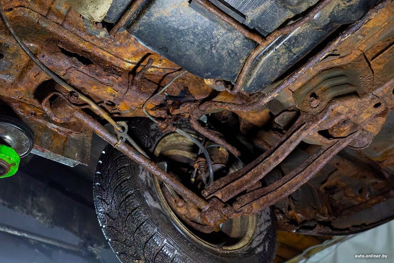 «Тут всё сгнило! Кузов просто в ужасном состоянии, его можно в буквальном смысле разрывать руками». В Белоруссии показали, во что превратился кузов «китайца» Geely CK за 18 лет - 1 «Тут всё сгнило! Кузов просто в ужасном состоянии, его можно в буквальном смысле разрывать руками». В Белоруссии показали, во что превратился кузов «китайца» Geely CK за 18 лет