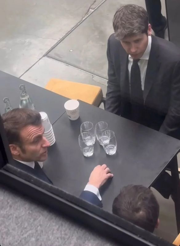 На столе у пацанов четыре стеклянных стакана и восемь пластиковых. Это явно глубокий символизм, осталось только понять – про что...