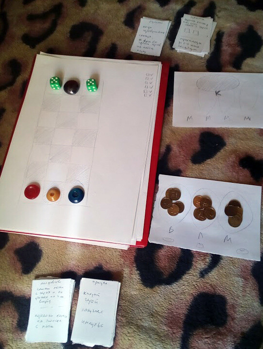 Стартовая раскладка. для Света листик с жетонами война, лучницы и мага. для Тьмы листик, куда можно класть жетоны на кристалл и на монстров, у которых больше 1 здоровья