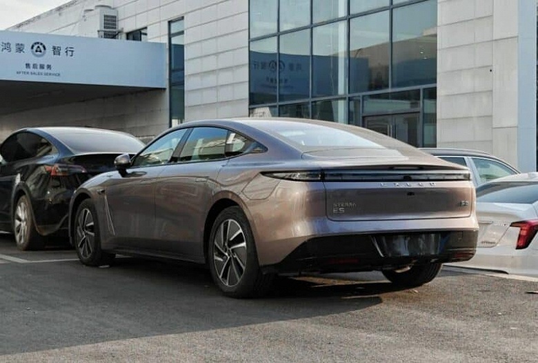 Дешёвый 5-метровый седан с запасом хода 1645 км на замену BMW 5 серии и Mercedes-Benz E-класса, который едет в Россию. Стартовая цена Exeed Exlantix ES составила 22 400 долларов