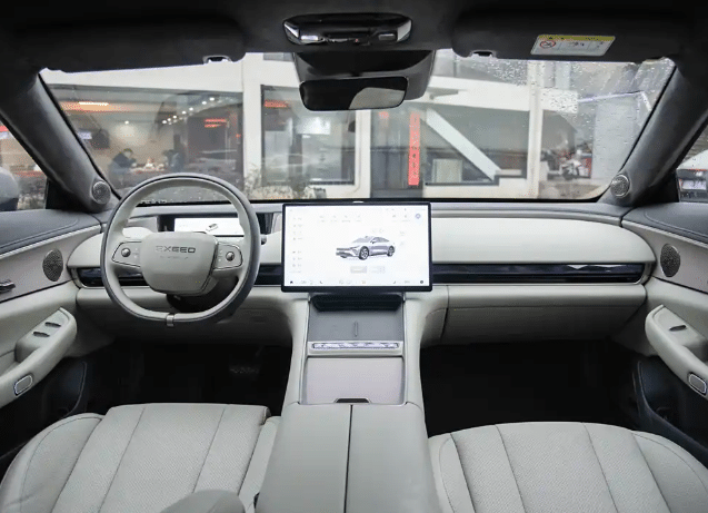 Дешёвый 5-метровый седан с запасом хода 1645 км на замену BMW 5 серии и Mercedes-Benz E-класса, который едет в Россию. Стартовая цена Exeed Exlantix ES составила 22 400 долларов