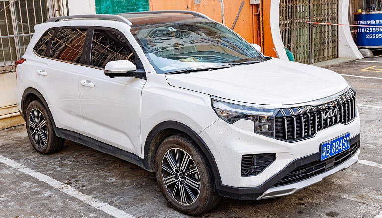 Другой Kia Sportage со 160-сильным мотором и &laquo;автоматом&raquo; подешевел в России. Модель также предлагают с 2-летней гарантией, но дороже на миллион рублей