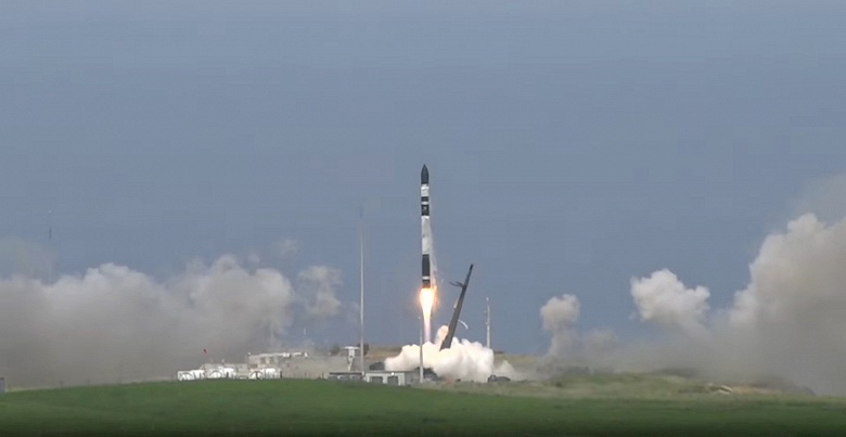 Двойной успех в космосе: Rocket Lab и SpaceX провели знаковые запуски с интервалом в 4 минуты