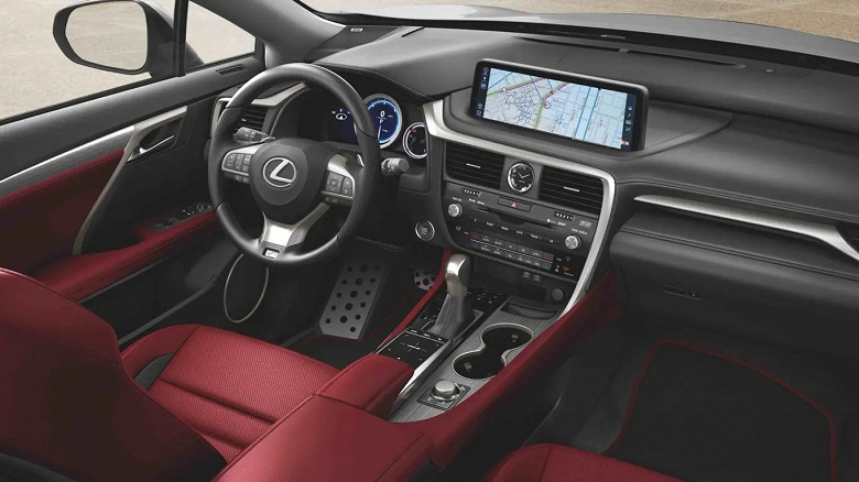 У российских дилеров осталось много новеньких Lexus RX. Покупателям обещают скидки