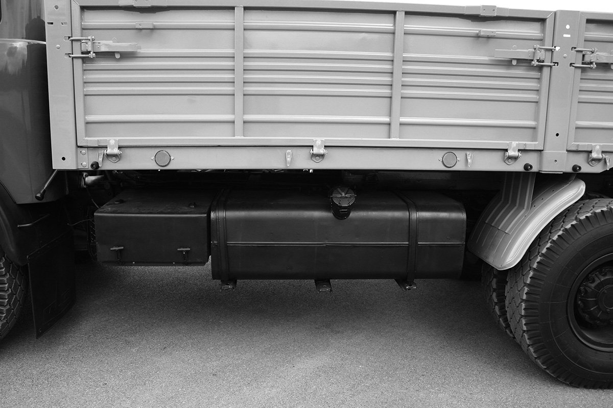 Закрытый аккумуляторный ящик и увеличенный 200-литровый топливный бак обогревались выхлопными газами. Источник 