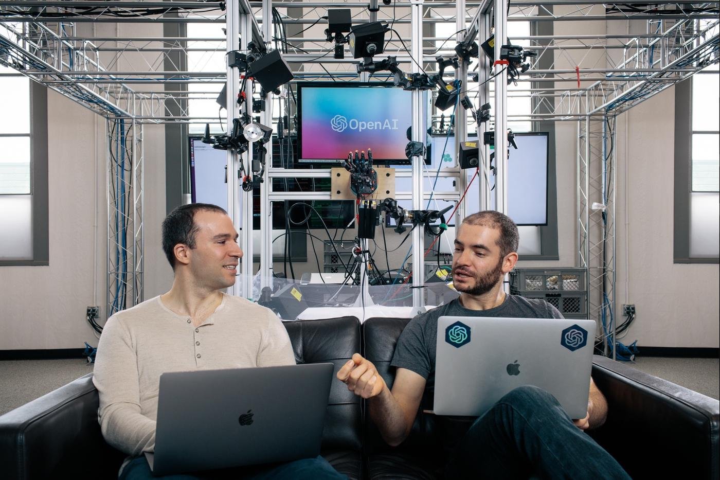 Грег и Илья: ну вы просто посмотрите на этих двух лапушек! Мастера бизнес-переговоров уровня «Бог»