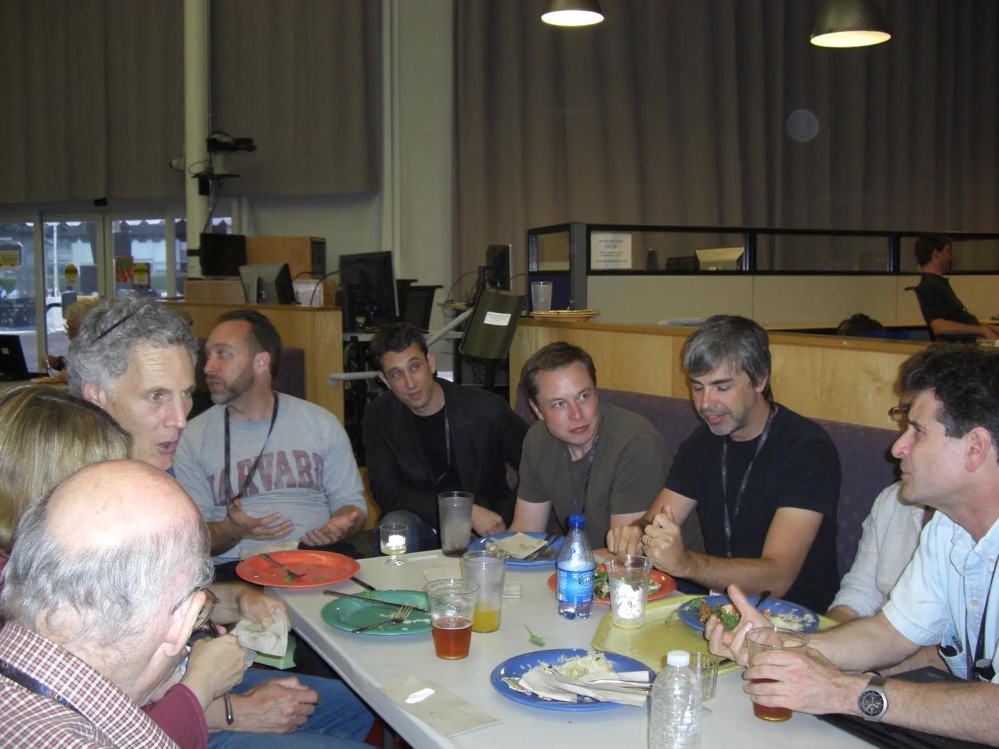 Илон Маск пристально смотрит на создателя гугловского PageRank-алгоритма (и, заодно, лучшего в мире печатного станка денег) Ларри Пейджа