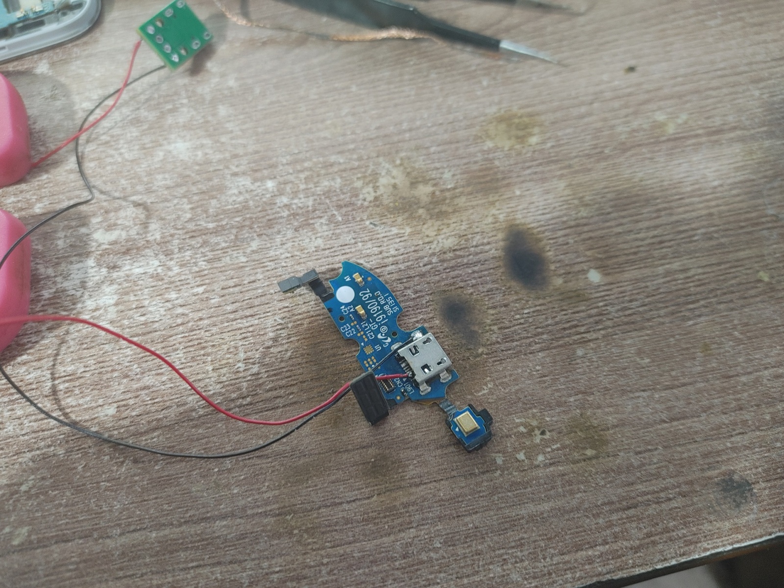 У Samsung'ов в те годы были не совсем стандартные разъемы с кучей пластика и к VBus'у аккуратно подпаяться немного проблематично