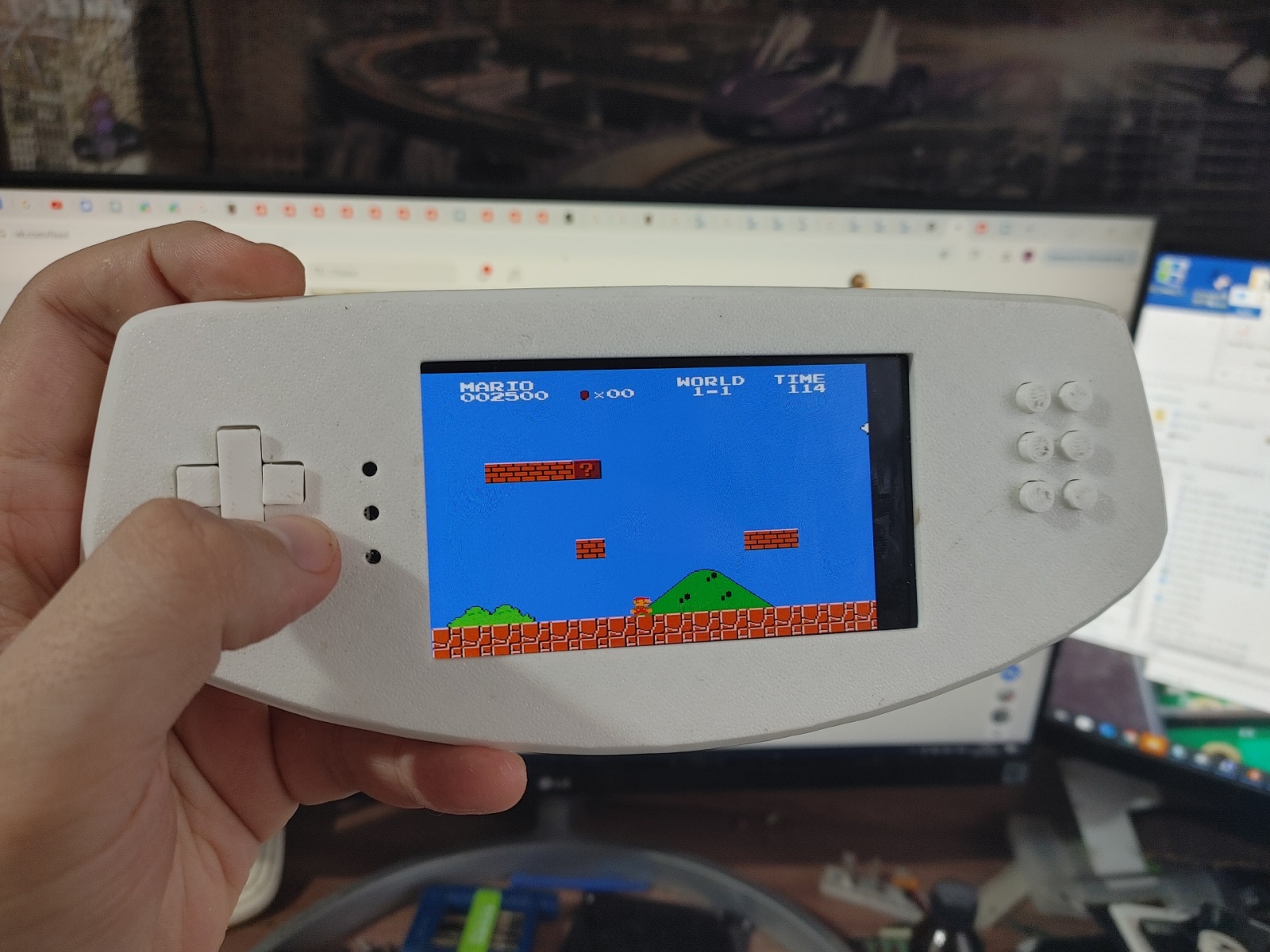 Ещё раз ноапомню что справа не рамка, а забагованные софт-кнопки. А вот сверху - рукопопие :)