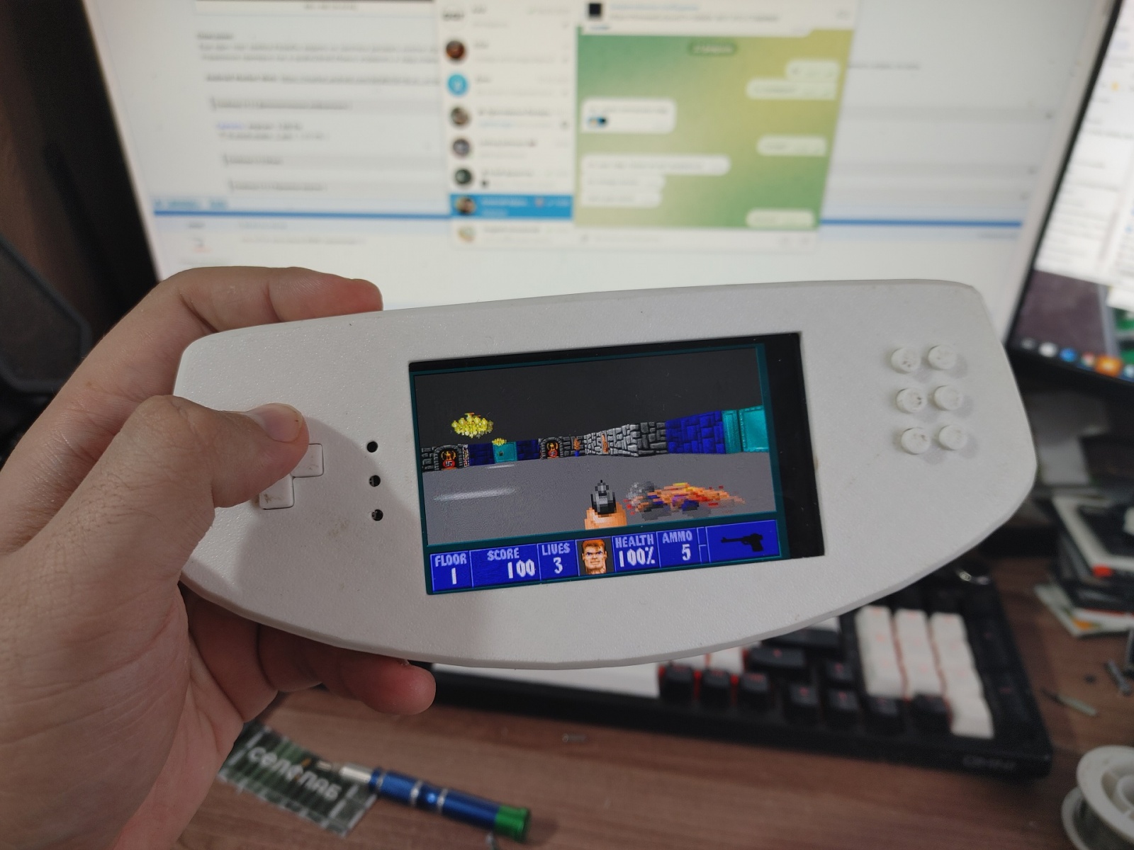 Фото забавное - получилось сфотографировать как раз в момент обновления матрицы!