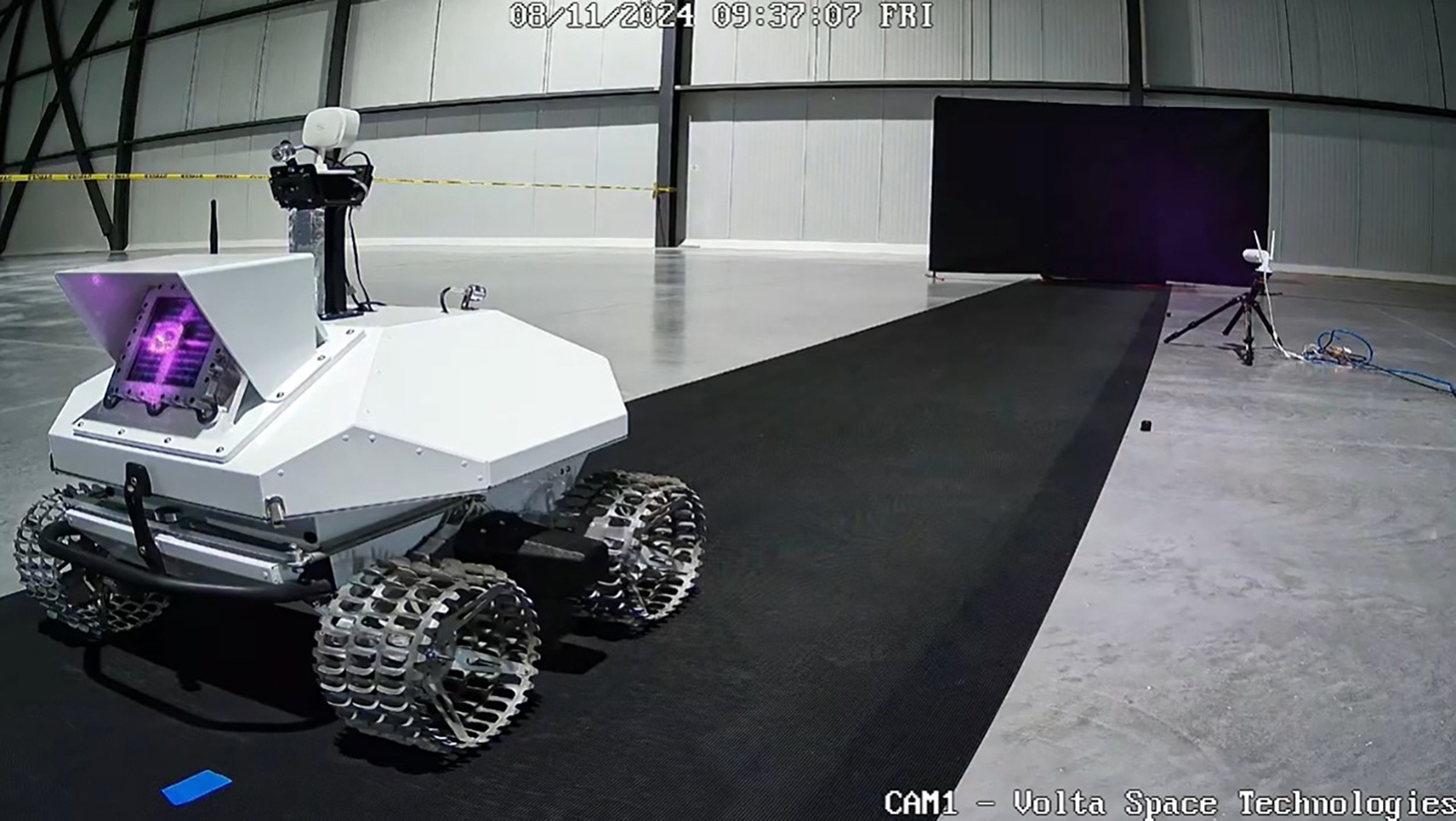  Среди последних испытаний Volta по технологии передачи энергии было это, проведенное в ноябре, в котором инфракрасный луч был направлен на приемник LightPort, прикрепленный к прототипу лунного вездехода, построенному Canadensys из Онтарио. Батареи вездехода можно было подзаряжать. Credit: Volta Space Technologies