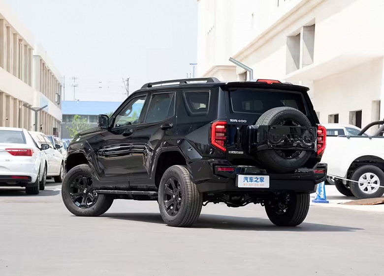 Рама, большой клиренс, 9-ступенчатый &laquo;автомат&raquo;, полный привод &mdash; и наконец-то обычные моторы. Представлен Tank 400 с бензиновым и дизельным двигателями