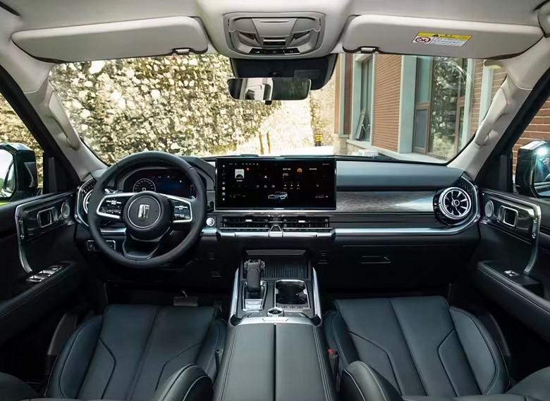 Рама, большой клиренс, 9-ступенчатый &laquo;автомат&raquo;, полный привод &mdash; и наконец-то обычные моторы. Представлен Tank 400 с бензиновым и дизельным двигателями