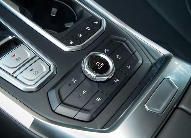 Рама, большой клиренс, 9-ступенчатый &laquo;автомат&raquo;, полный привод &mdash; и наконец-то обычные моторы. Представлен Tank 400 с бензиновым и дизельным двигателями