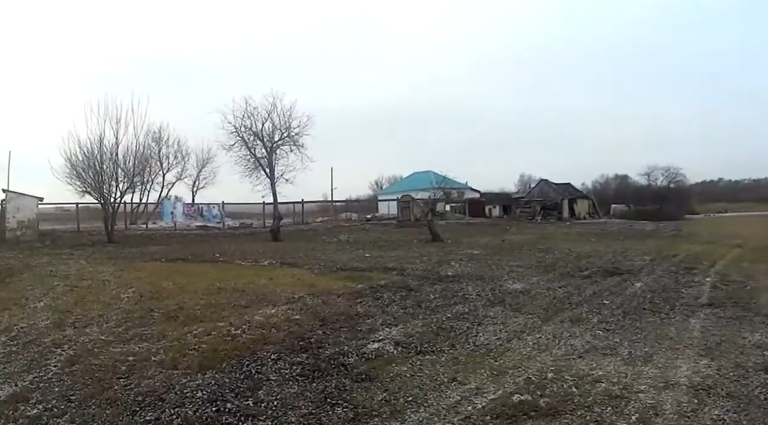 Взяли и переехали в деревню за 25 км от города.