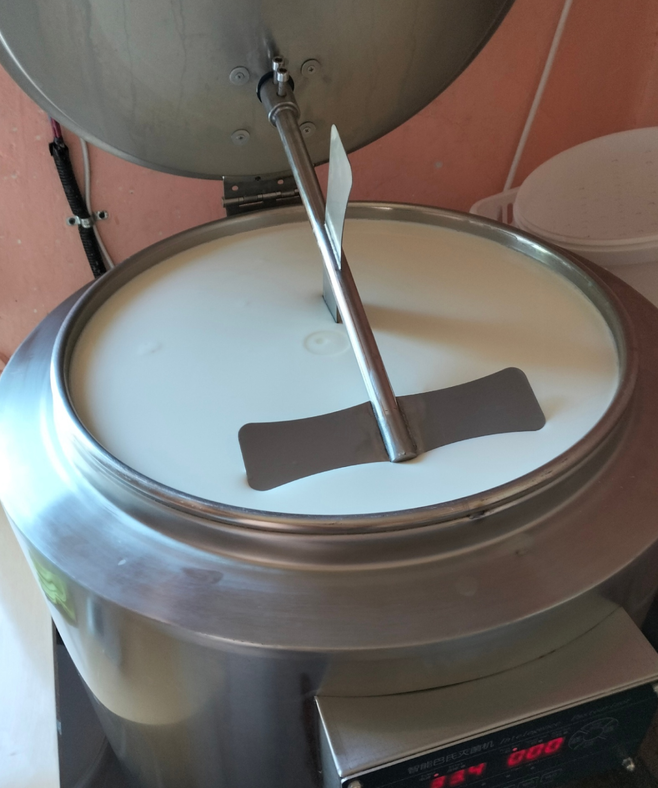 Для этого в сыроварне нагреваю его до 66 градусов, держу на этом уровне 5-7 минут, а потом быстро охлаждаю до 20 градусов.