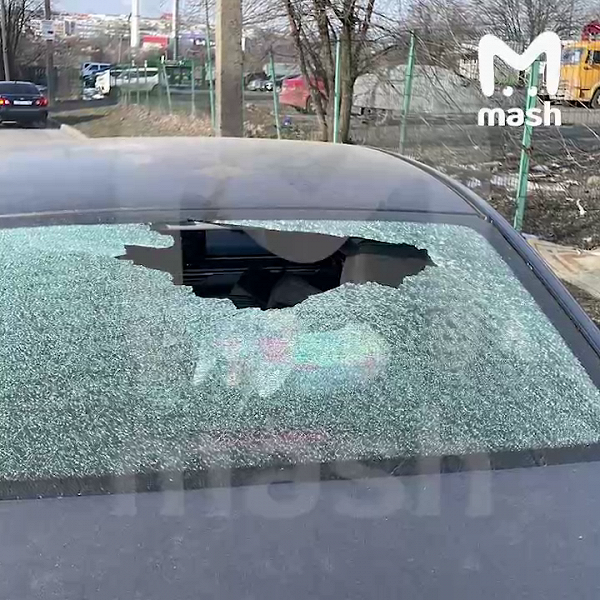 Владельцы Geely массово жалуются на то, что стёкла не выдерживают российских морозов и лопаются. В компании прокомментировали один из случаев