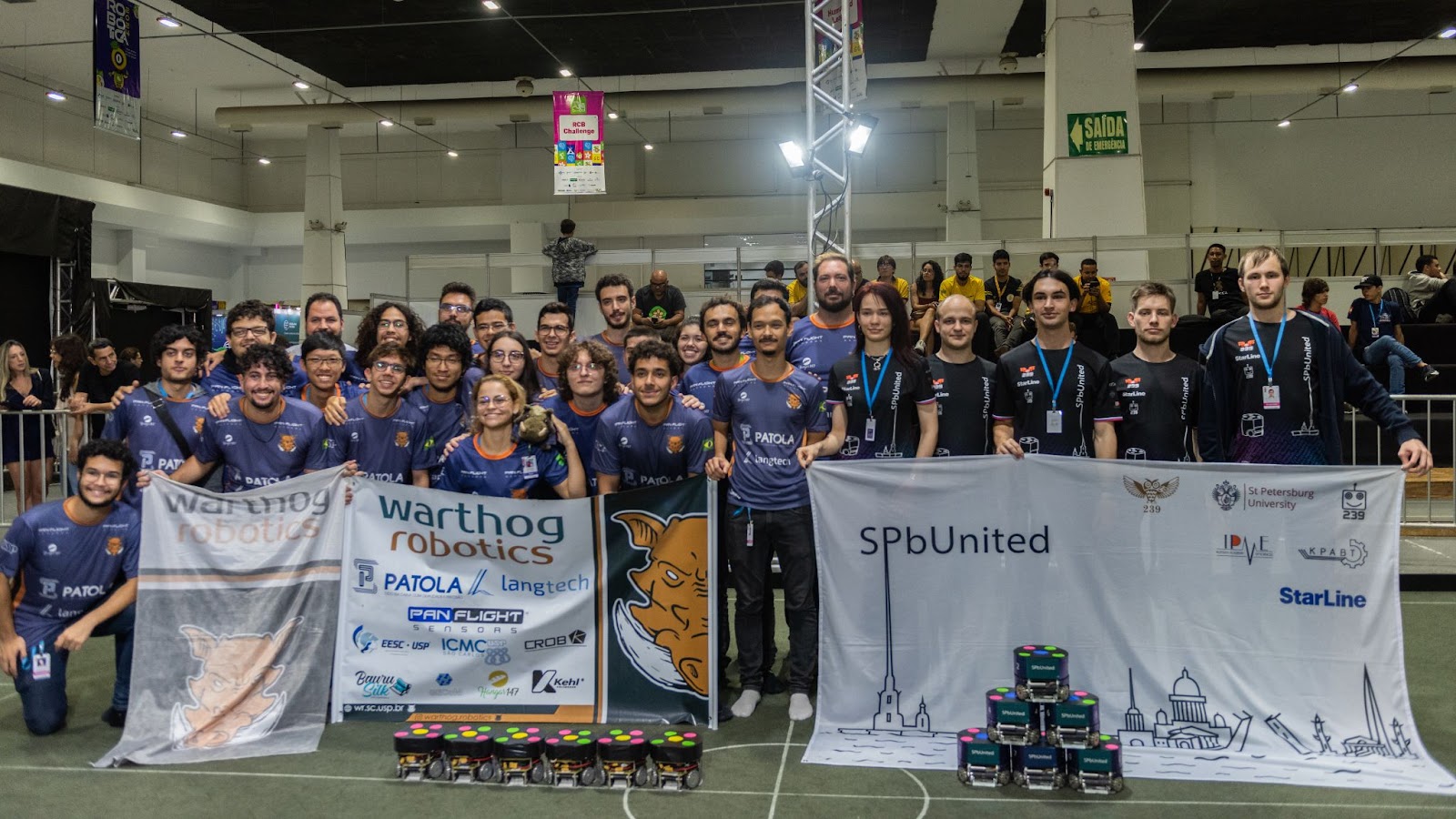 Команды: Warthog - слева, SPbUnited - справа