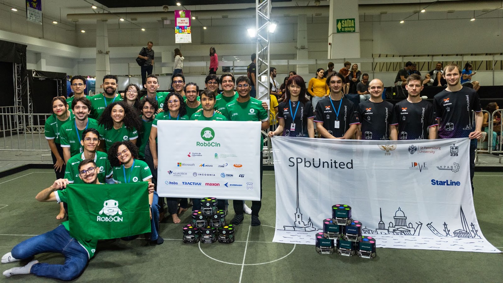 Команды: RobôCin- слева, SPbUnited - справа