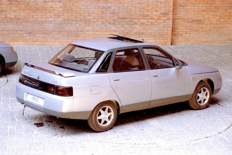 &laquo;Запах нового авто, все оригинал с завода. Таких машин осталось очень мало&raquo;. В России продают почти новый ВАЗ-2110 2004 года