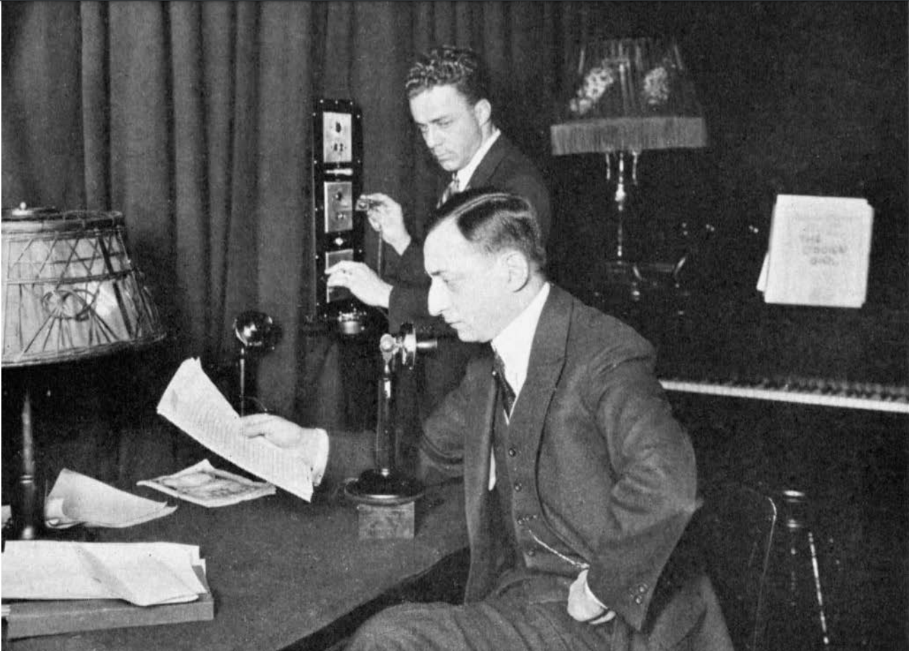 Гернсбек (на переднем плане) читает в эфире лекцию о будущем радио. Из его книги 1922 года «Радио для всех», стр. 229.