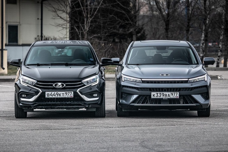 Lada Aura и &laquo;Москвич 6&raquo; впервые сравнили между собой: оценили шумоизоляцию, подвеску, свободное место