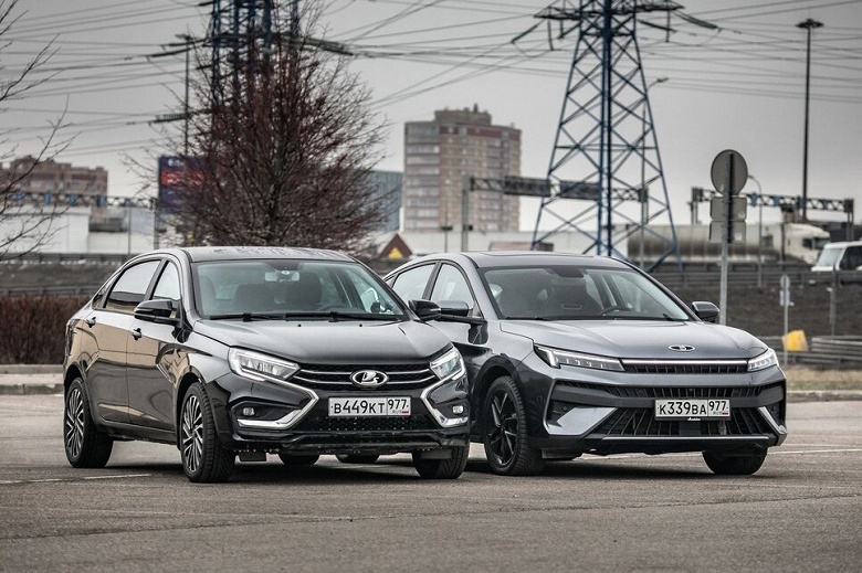 Lada Aura и &laquo;Москвич 6&raquo; впервые сравнили между собой: оценили шумоизоляцию, подвеску, свободное место