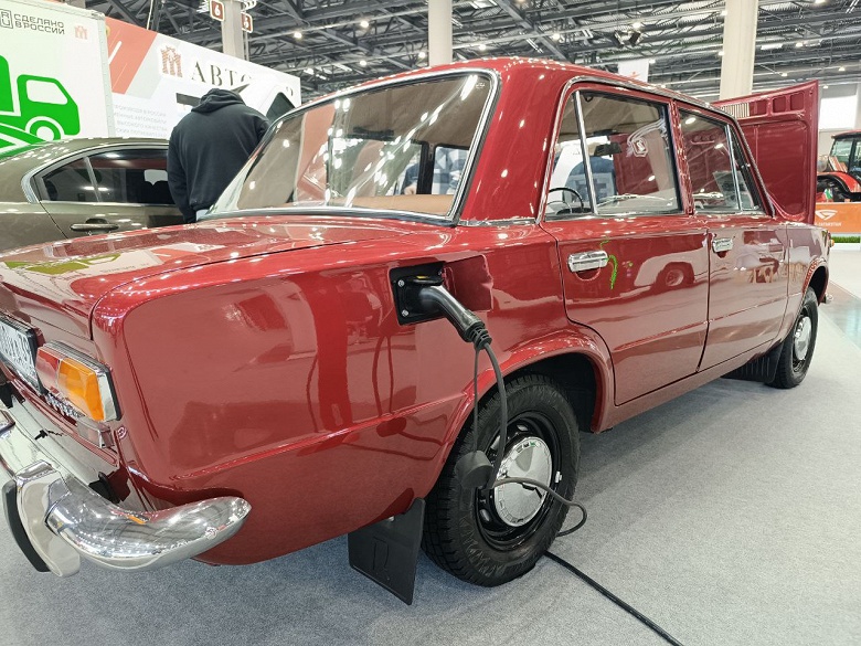 Новая жизнь старых авто: в России представлен универсальный комплект ремоторизации. Его показали на примере Kia Magentis и ВАЗ-21013