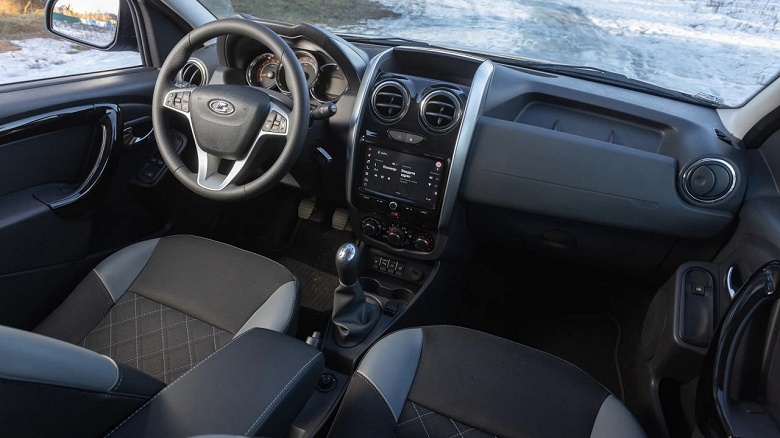 Вырезали подогревы руля и сидений, потолочную полку, форточки, USB. &laquo;Русифицированный&raquo; Lada Largus с &laquo;пугающими тормозами&raquo; сильно отличается от прежней модели