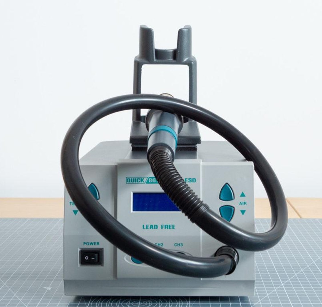 Если не хватает места для вертикального размещения фена, ручку можно положить и горизонтально