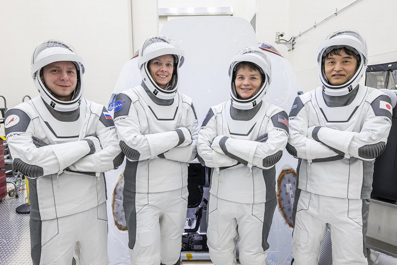 Экипаж миссии NASA SpaceX Crew-10 с российским космонавтом Кириллом Песковым ушел на карантин - 1 Экипаж миссии NASA SpaceX Crew-10 с российским космонавтом Кириллом Песковым ушел на карантин