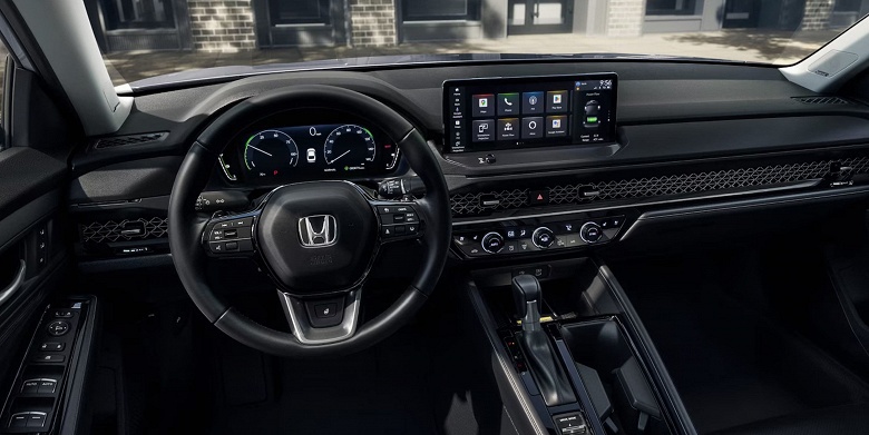 Большой японский седан с мотором на 195 л.с. &mdash; чуть дороже Lada Aura. Дилеры предлагают Honda Accord 2025 по цене от 3 млн рублей