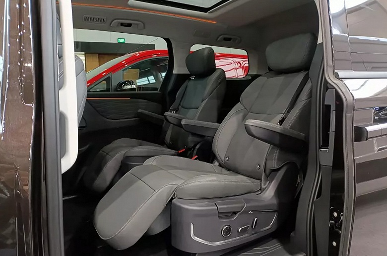 В России начнут выпускать аналог Toyota Alphard с 8-ступенчатым «автоматом» и всего за 5,5 млн рублей. Минивэн Sollers SP7 показали на живых фото - 3 В России начнут выпускать аналог Toyota Alphard с 8-ступенчатым «автоматом» и всего за 5,5 млн рублей. Минивэн Sollers SP7 показали на живых фото