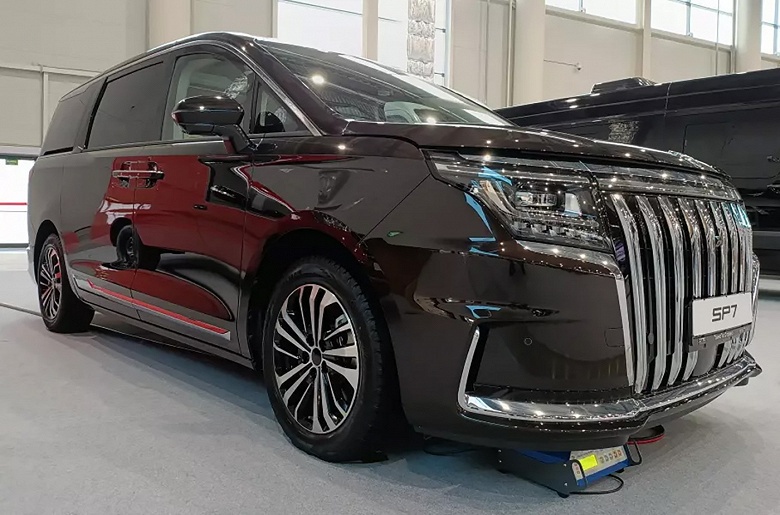 В России начнут выпускать аналог Toyota Alphard с 8-ступенчатым «автоматом» и всего за 5,5 млн рублей. Минивэн Sollers SP7 показали на живых фото - 1 В России начнут выпускать аналог Toyota Alphard с 8-ступенчатым «автоматом» и всего за 5,5 млн рублей. Минивэн Sollers SP7 показали на живых фото